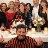 Party di cui spesso lui � l�organizzatore. Tra le mansioni che pi� lo divertono c�� infatti proprio quella di organizzare eventi, addirittura matrimoni